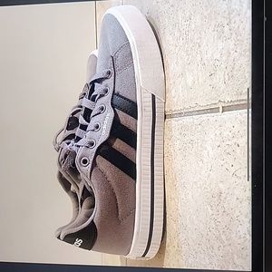 Like new! Adidas Sneakers, trendy, unisex, Size Boys 3.5 (Woman's Size 5)